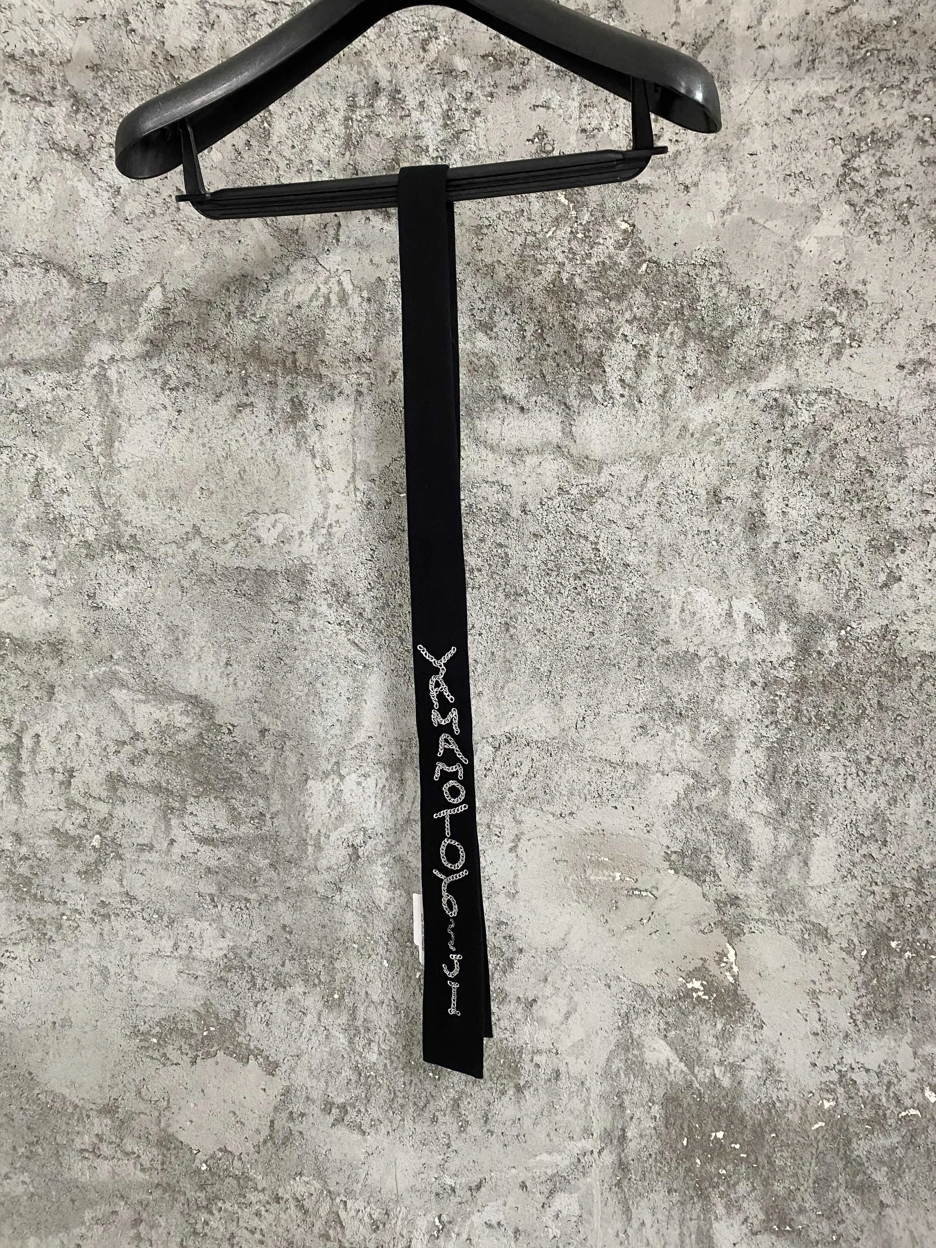 Conception originale, style japonais foncé, ciseaux à rose rouge de niche, cravate en laine brodée à la main