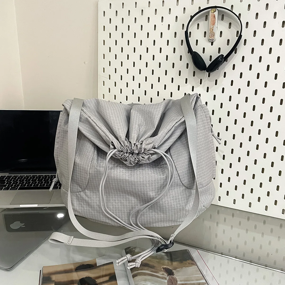 

Fashionable Large Capacity Crossbody Bag For Women Spring New Korean Casual Simple Plaid Drawstring Commute Shoulder Bags