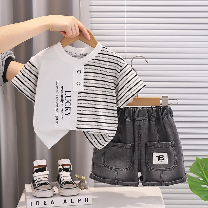 

Летний новый комплект для мальчиков 2026 года: футболка с контрастными полосками и принтом "LUCKY" и джинсовые шорты с карманами, 2 предмета, для детей 1-5 лет, повседневный, модный