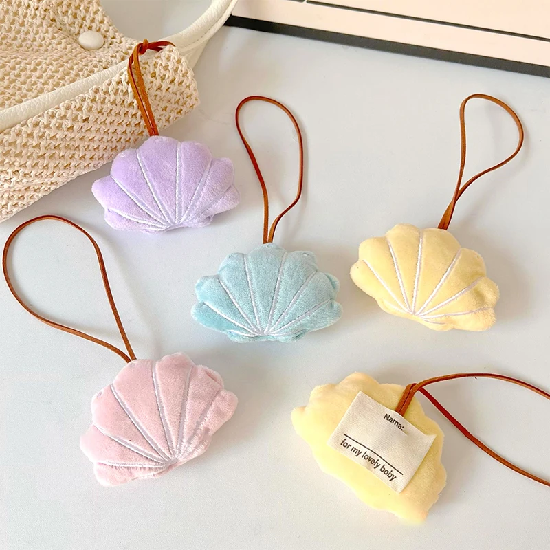 Pendentif coquillage en peluche grinçant, autocollant anti-perte de nom, porte-clés en peluche beurre, breloque pour sac d'école, cadeau de décoration pour sac à dos, mignon