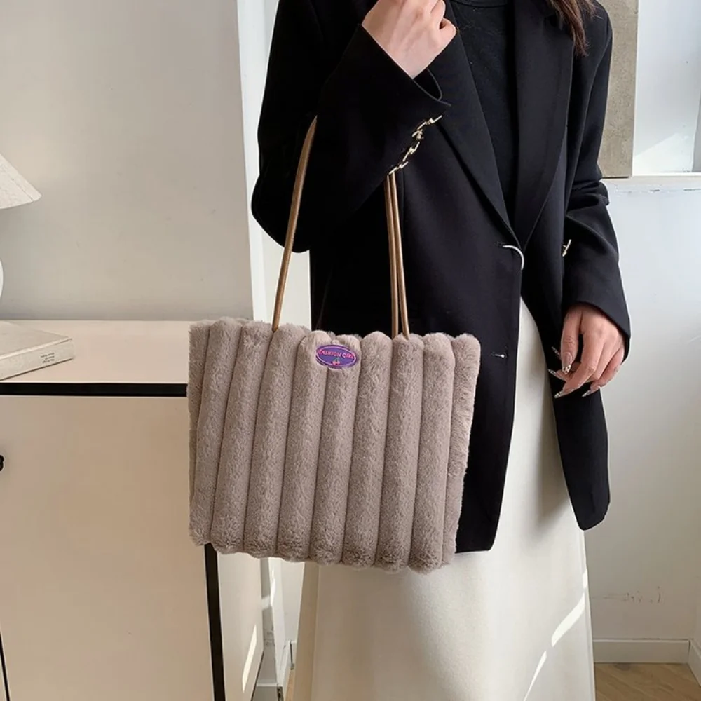 حقيبة يد نسائية مخططة من القطيفة ذات سعة كبيرة حقيبة كتف كروس للخريف والشتاء حقيبة يد ناعمة من الفرو الصناعي حقائب ركاب للفتيات