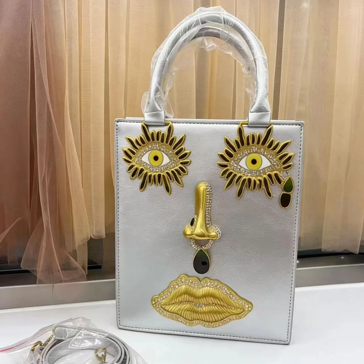 

Новая женская сумка через плечо из высококачественной черной кожи класса люкс с золотистыми металлическими элементами в виде глаз, с ремешком для ношения на плече
