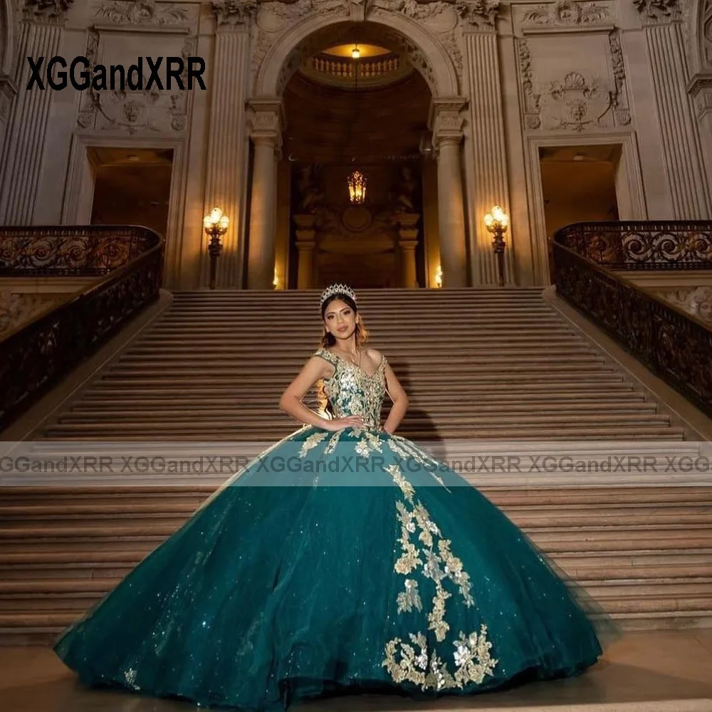 فستان Quinceanera أخضر داكن لامع ، ثوب حفلة أميرة ، زينة ذهبية ، ترتر ، حلو 16 ، عيد ميلاد ، XV ، 2022