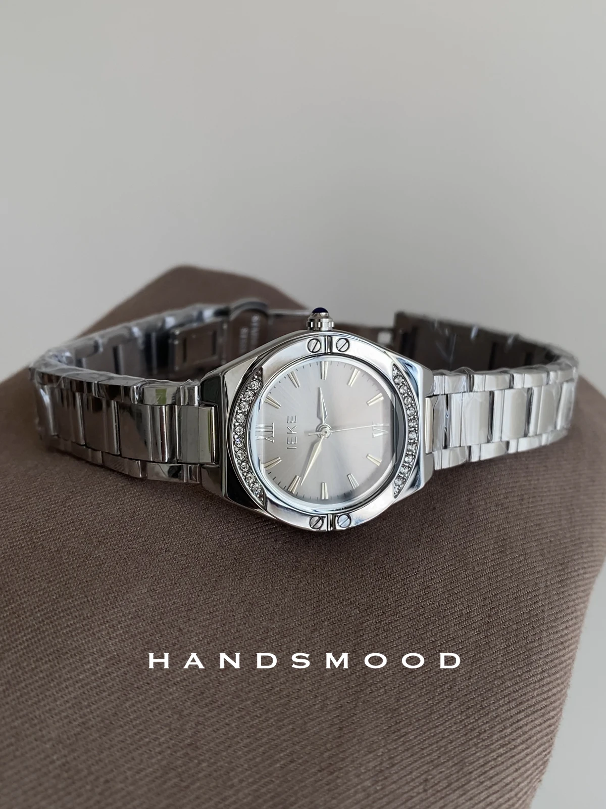 

New women's silver-grey design luxurious and sophisticated, exquisite and stylish quartz watch. A high-end selection of watches.
