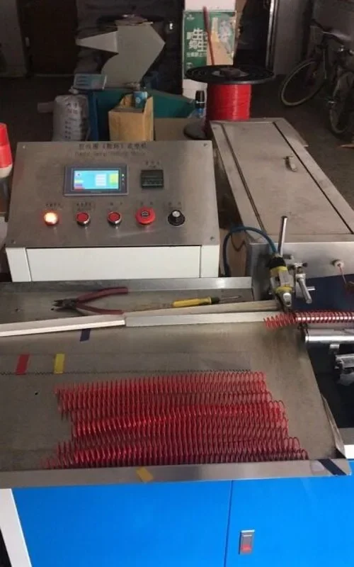 Автоматическая машина для формования одиночной спиральной катушки из ПВХ - машина для изготовления пластиковых спиральных спиральных катушек для делового и промышленного использования