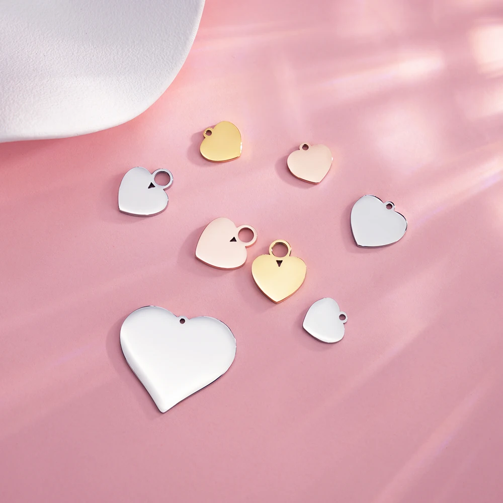 20 pz/lotto Acciaio Inossidabile Logo Personalizzato Cuore Tag Alto Lucido Personalizzato Cuore Logo Pendenti E Ciondoli Gioielli Fai Da Te Ciondolo A Cuore