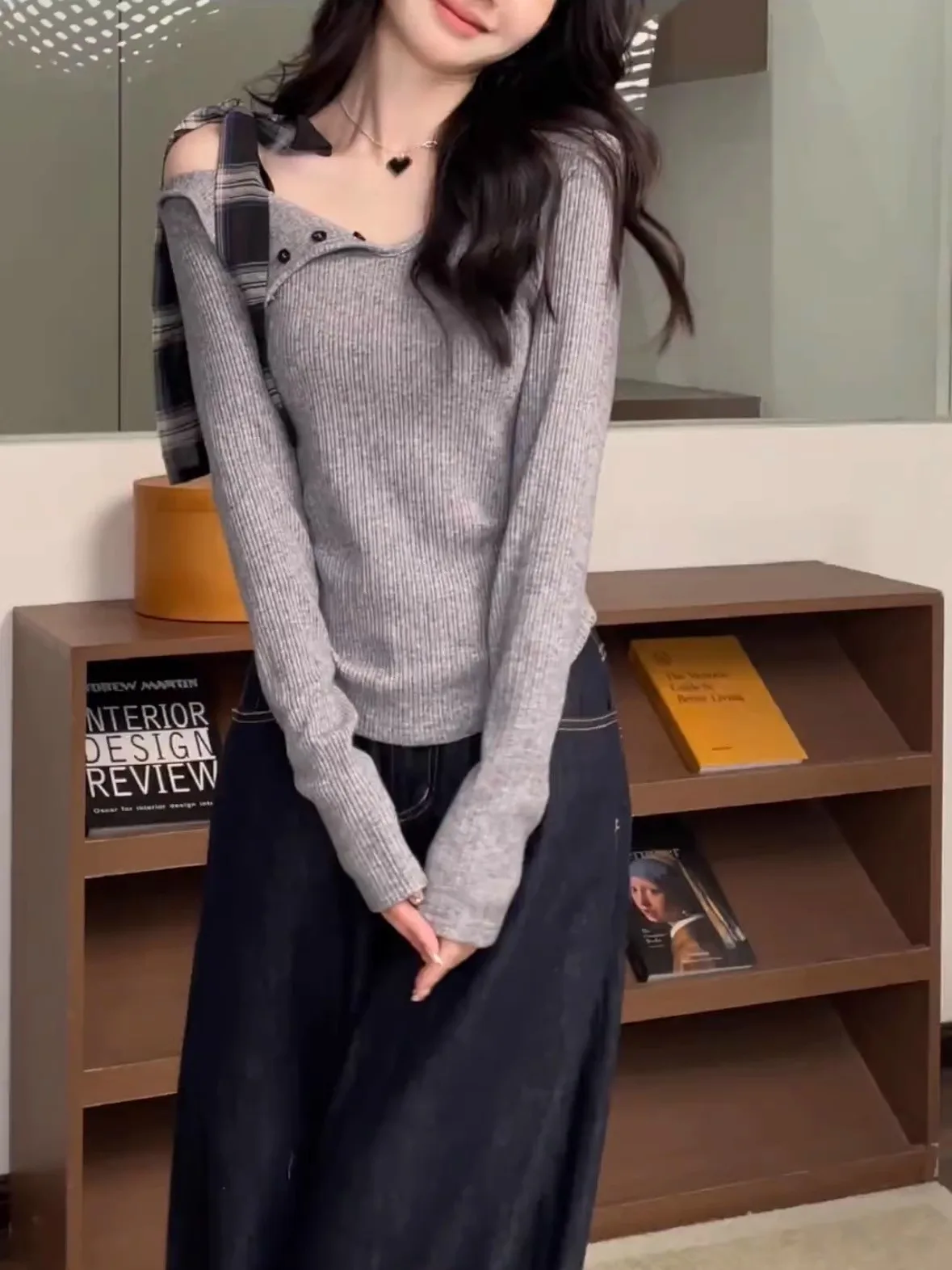 Koreańska bluzka z odkrytymi ramionami, dopasowana, modna, idealna jako warstwa bazowa na jesień.