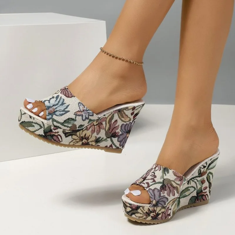 Damen-Sandalen im Sale: Modische neue Sandalen mit minimalistischem Blumenmuster und modischem Keilabsatz