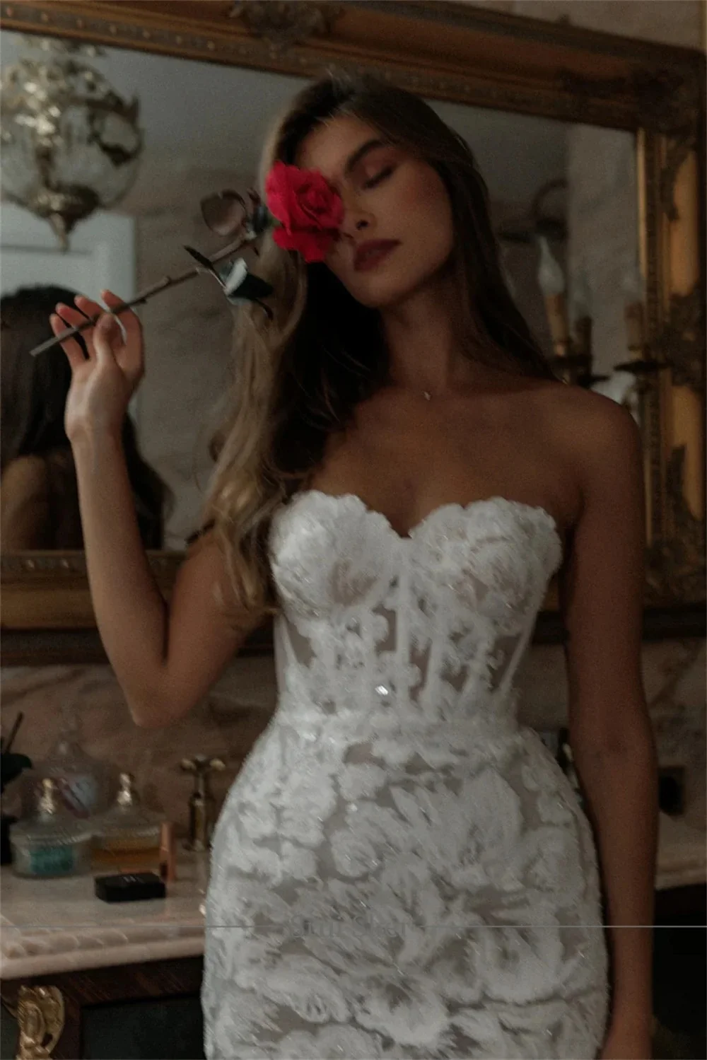 ชุดแต่งงานสีขาวแบบสายเดี่ยวสั่งตัดจากโตเกียว แขนกุด ด้านหลังผูกเชือก ชุดเจ้าสาวหรูหราประดับลูกไม้ดอกไม้ ชุดแต่งงานแบบมินิ