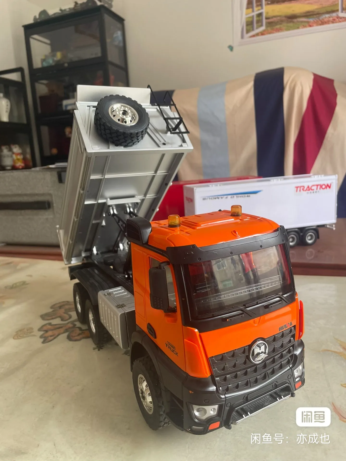 

Huina 598 Remote-Controlled Dump Truck 1:14 Scale Alloy Engineering Vehicle with Lighting 14 Channel Remote Control Toy