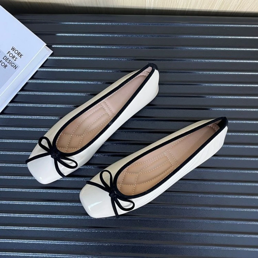 Sapatilhas Femininas em Couro Sintético Rosa Nude com Bico Quadrado e Laço Decorativo, Confortáveis e Elegantes para Uso Casual