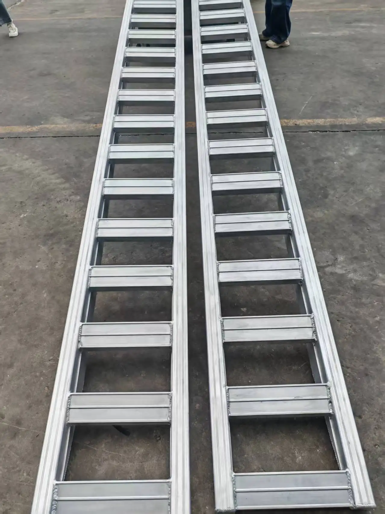 High Quality Durable Aluminum Loading Ramp for Trailers Essential Garden Tool Holder view 3