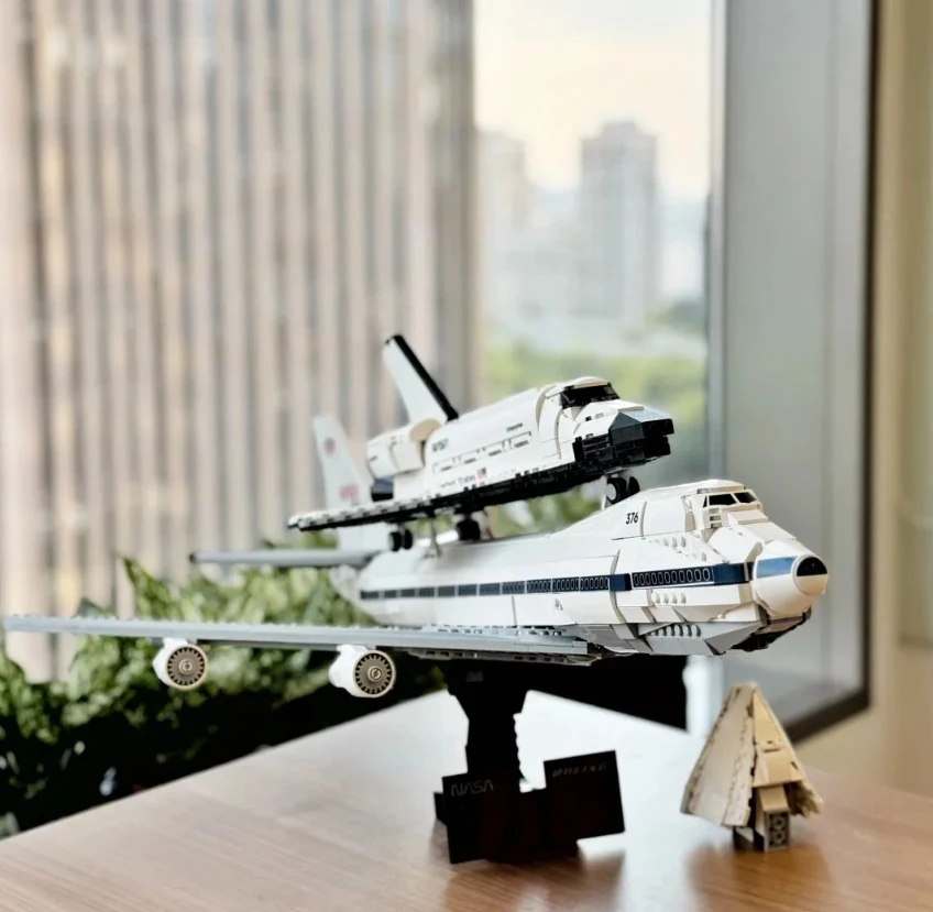 

2417 шт., новая серия «Вселенная», модель космического челнока, строительные блоки, большие украшения, детские подарки на день рождения, Рождество