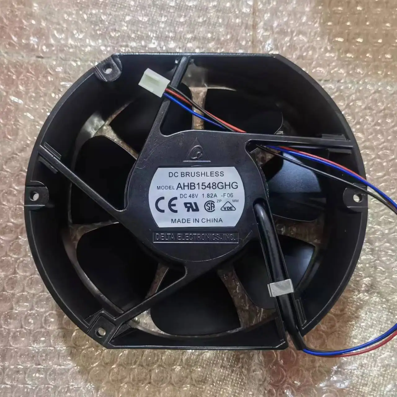 

Delta Electronics AHB1548GHG F06 DC 48 В 1,82 А 172x172x51 мм 3-проводной охлаждающий вентилятор для сервера