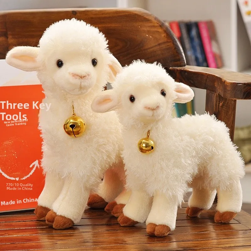 

TOP Reatic Plu Toy Lamb Doll Bell Detail Birthday Gift White eep Soft Stuffed Animal Figure Collectible Toy for All Ages