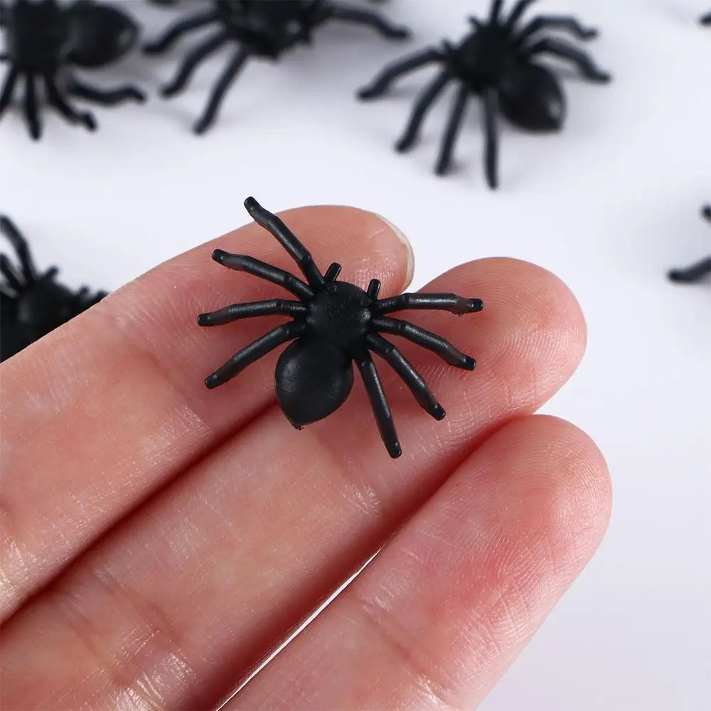 100 ピース/ロット DIY 誕生日パーティー用品黒プラスチック偽クモジョークおもちゃハロウィンいたずら小道具ハロウィン装飾