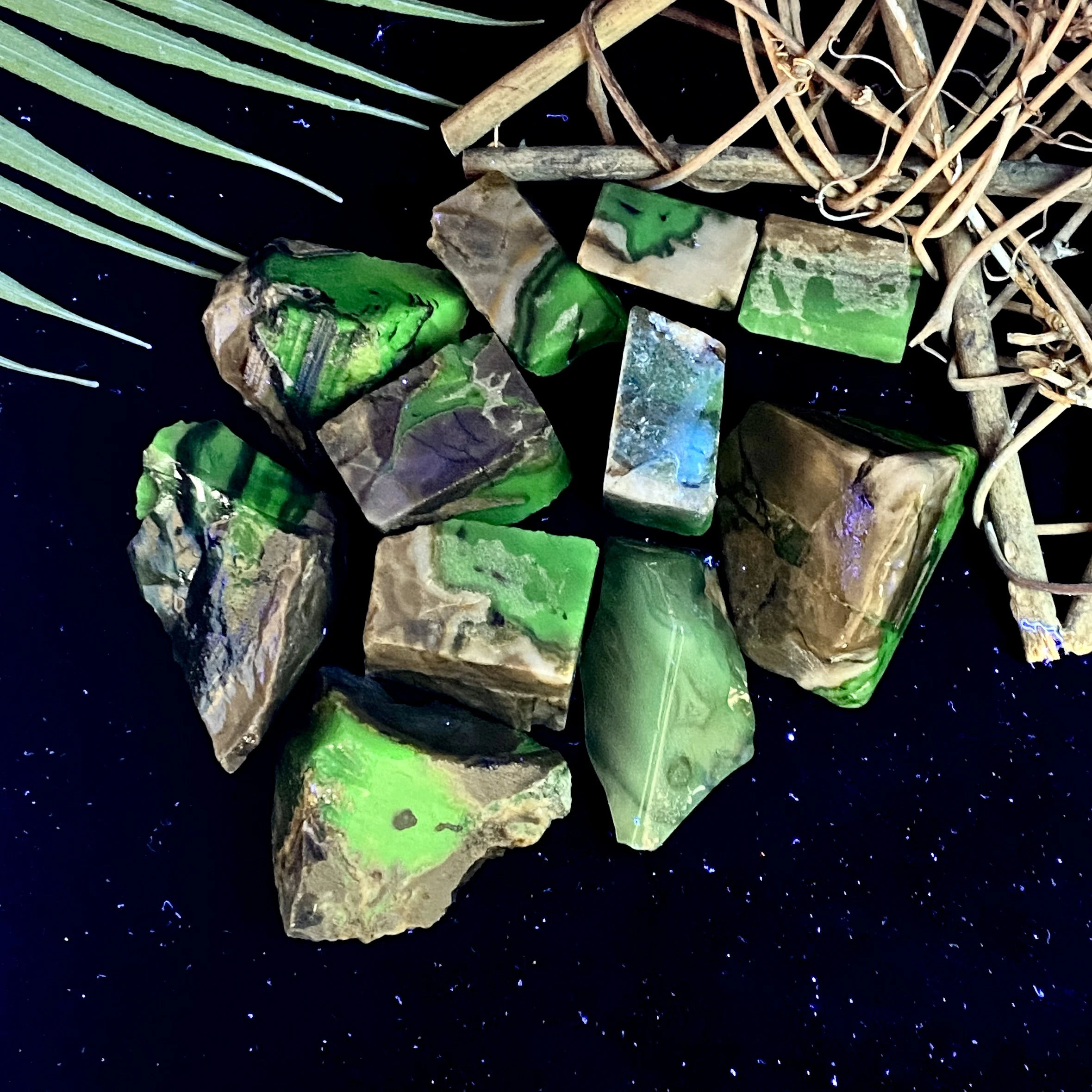 100 جرام/200 جرام العقيق البركاني الحجر الخام-الأشعة فوق البنفسجية الفلورسنت ، شكل غير منتظم ، مجموعات الحجر ، هدايا ممتازة ، ديكورات ذاتية الصنع