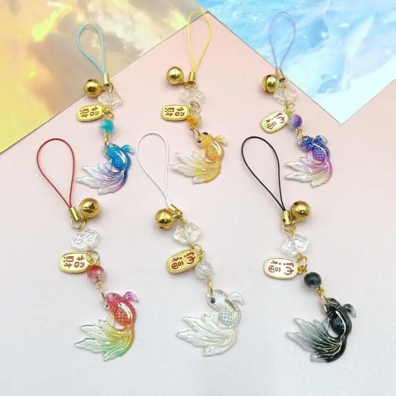 Buntes Handyband mit Farbverlauf und Goldfisch-Motiv, inklusive kleiner Glöckchen-Anhänger, ein schönes Geschenk für Taschen und Rucksäcke. – Detail 2