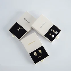 50 Uds. 8x8x2,5 cm logotipo personalizado Beige deslizable partido cartón papel embalaje de regalo mango pequeño joyería anillos cajón caja