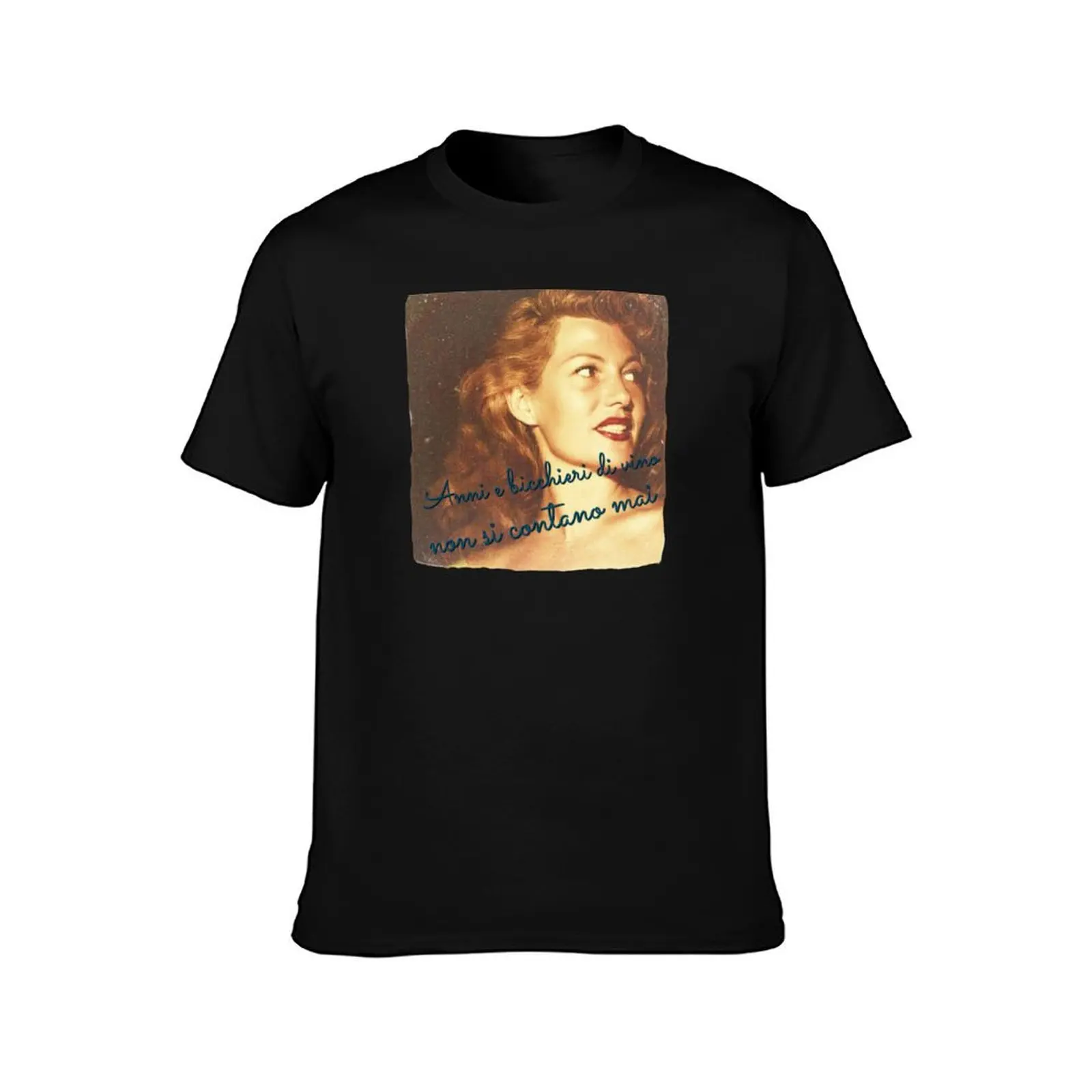 Anni e bicchieri di vino non si contano mai -( in English, Age and glasses of wine should never be counted) Beautiful ol T-Shirt