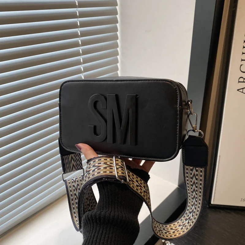 

Осенняя минималистичная маленькая квадратная сумка 2023 года для женщин, кошелек через плечо с алфавитным принтом, универсальная сумка через плечо для повседневного использования ​