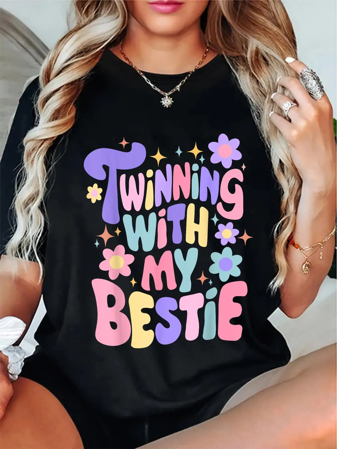 Camiseta combinando Twinning with My Bestie" – Camisa casual de manga curta, estampa de letras florais coloridas, perfeita para o dia da amizade