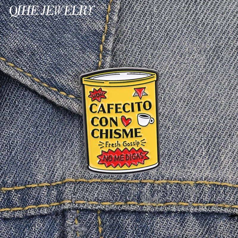 Pin Esmaltado Cafecito Con Chisme, Humor Latino Español Divertido, Café, Chismes, No Me Digas, Broche, Pin de Solapa, Joyería de Moda, Regalo