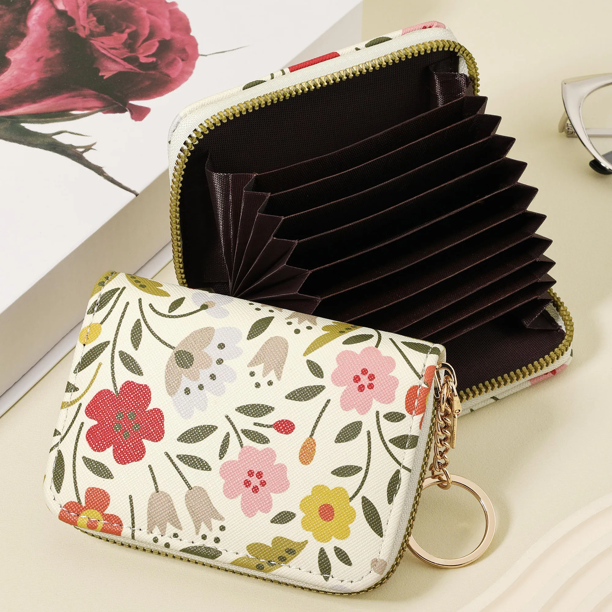 Cute flower print women's credit card wallet, Adorned with a Sleek Chain Keychain large capacity multi card holder wallet, zippe