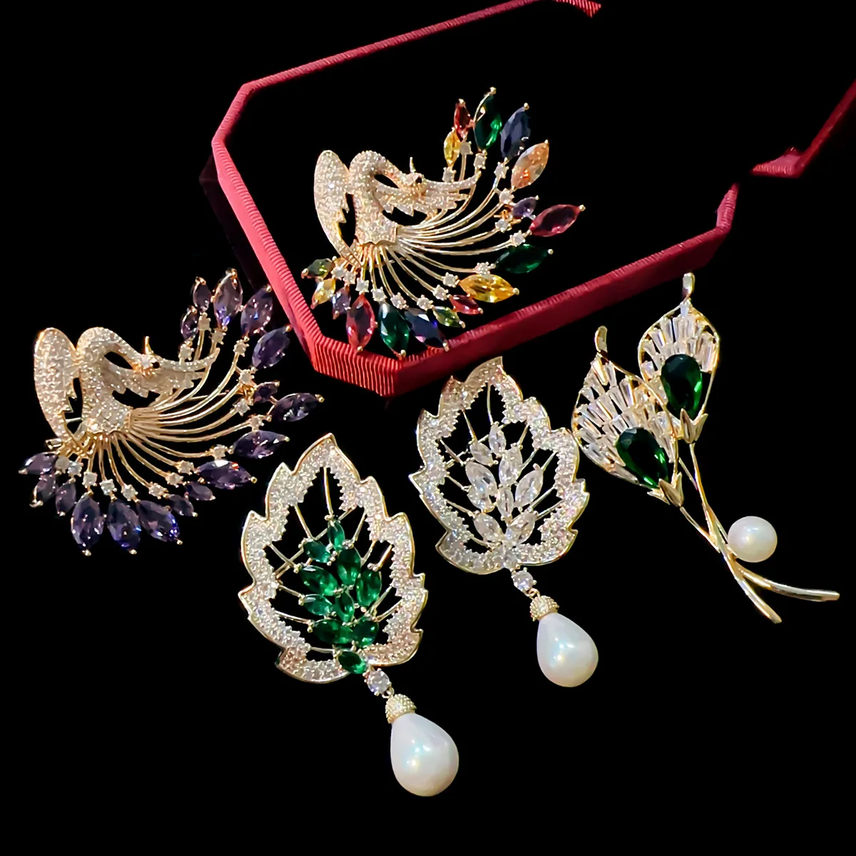 

Sparking Micro-inlaid Zircon Dangle Pearl Leaf Brooches for Women Creative Peacock Pin Temperament Coat Accessories Corsage