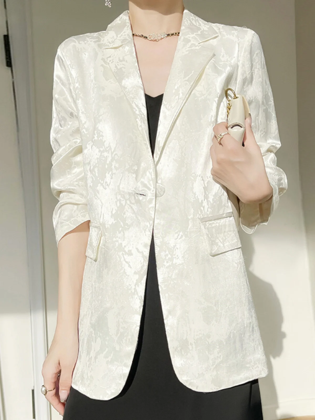 

New Chinese Style Lightweight National Trend Suit Jacket Women 2025 New High-End Acetate Satin Embroidery Unique Top