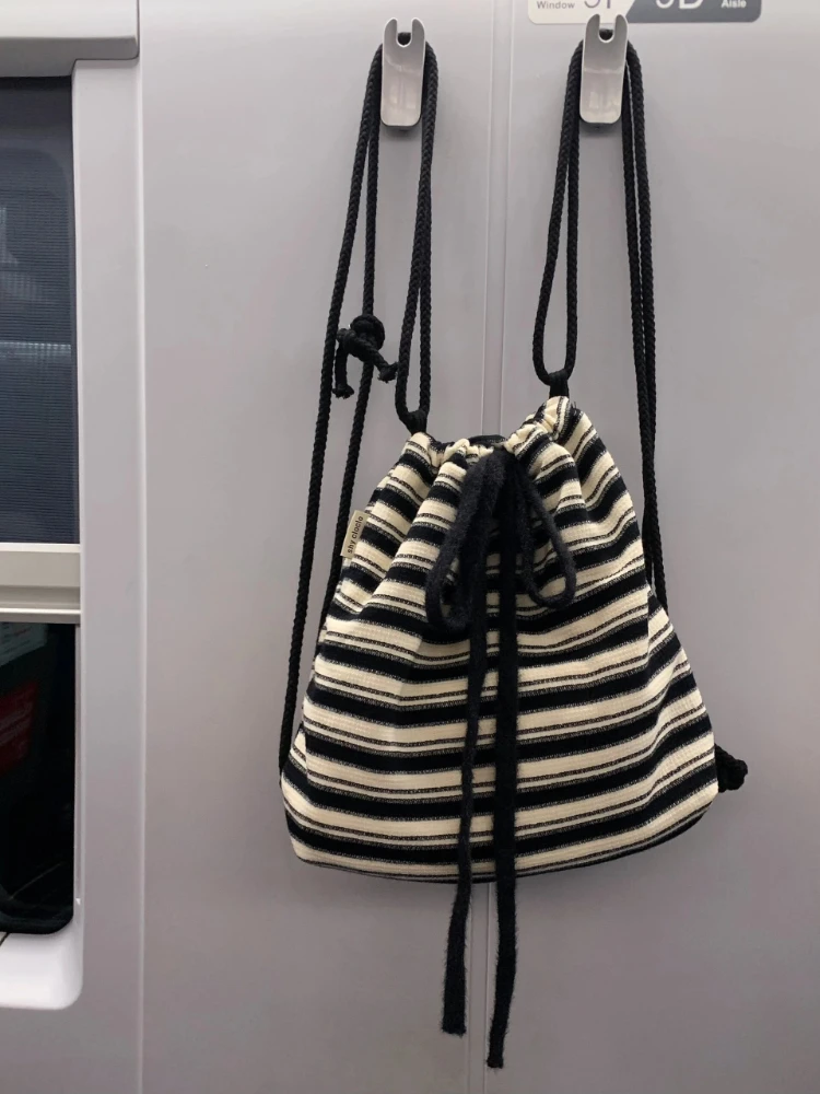 Bolsas de ombro multifunções, mochila com design listrado preto e branco, bolsa popular coreana simples, bolsa de grande capacidade, de lazer, nova