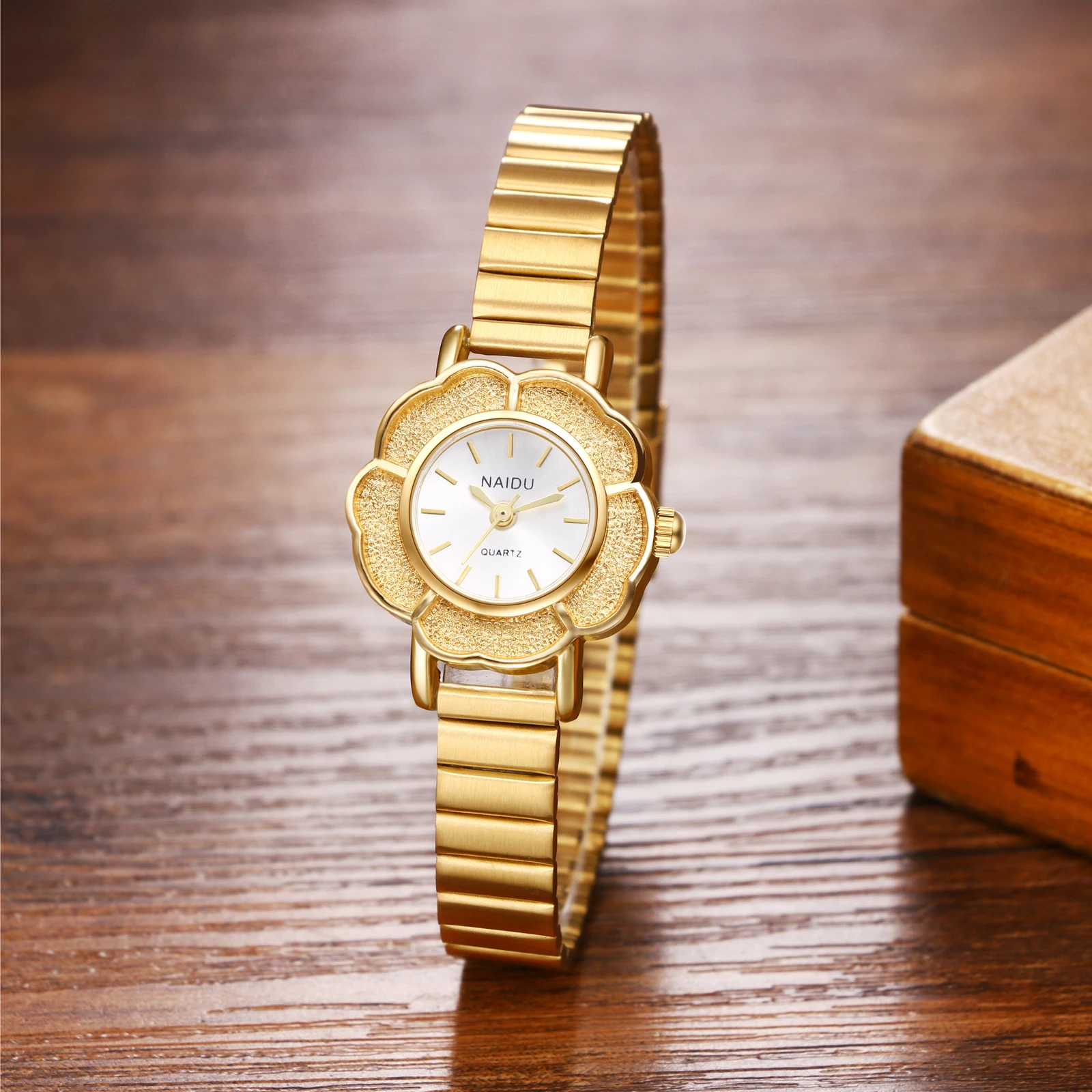 Montre pour femme JEWELRYWE en acier floral avec bracelet doré, cadran à échelle facile à lire, motif soleil, montre analogique à quartz délicate pour femme