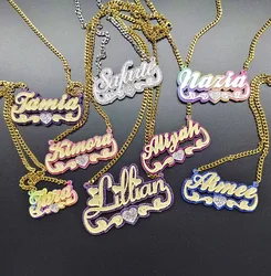 O nome acrílico personalizado colorido colar BabyGirl personalizou o nome acrílico do colar com placa de identificação do ouro do coração do sublinhado para o presente