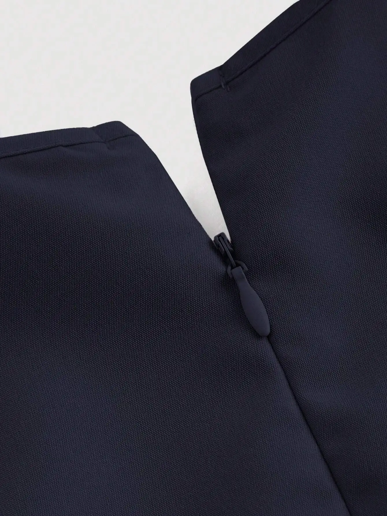 

Длинное плиссированное платье А-силуэта темно-синего цвета с боковой завязкой и застежкой-молнией