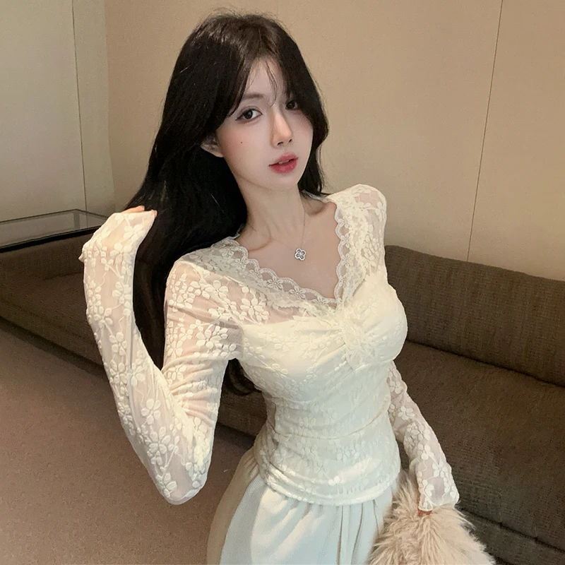 Nowa jesienna bluzka damska w stylu Pure Desire z dekoltem w serek, długim rękawem i koronką, dopasowany krótki top do noszenia pod spód.