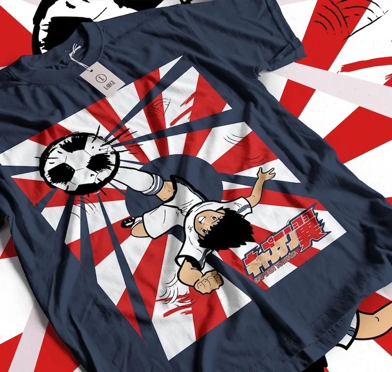 T-shirt unisex leggendario eroe di calcio - stile anime giapponese, azione sportiva classica, abbigliamento Otaku, vibrazioni retrò anni '80, Japa