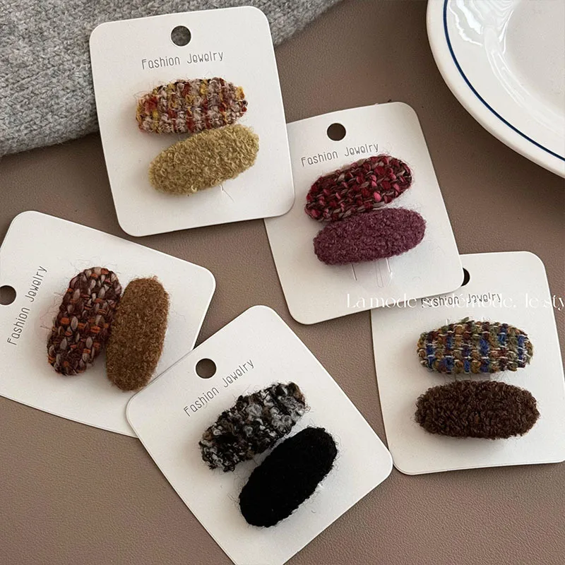 La pinza para el cabello de felpa con bloqueo de color es elegante y versátil para un peinado diario, con un agarre estable de textura cálida, adecuada en varios estilos