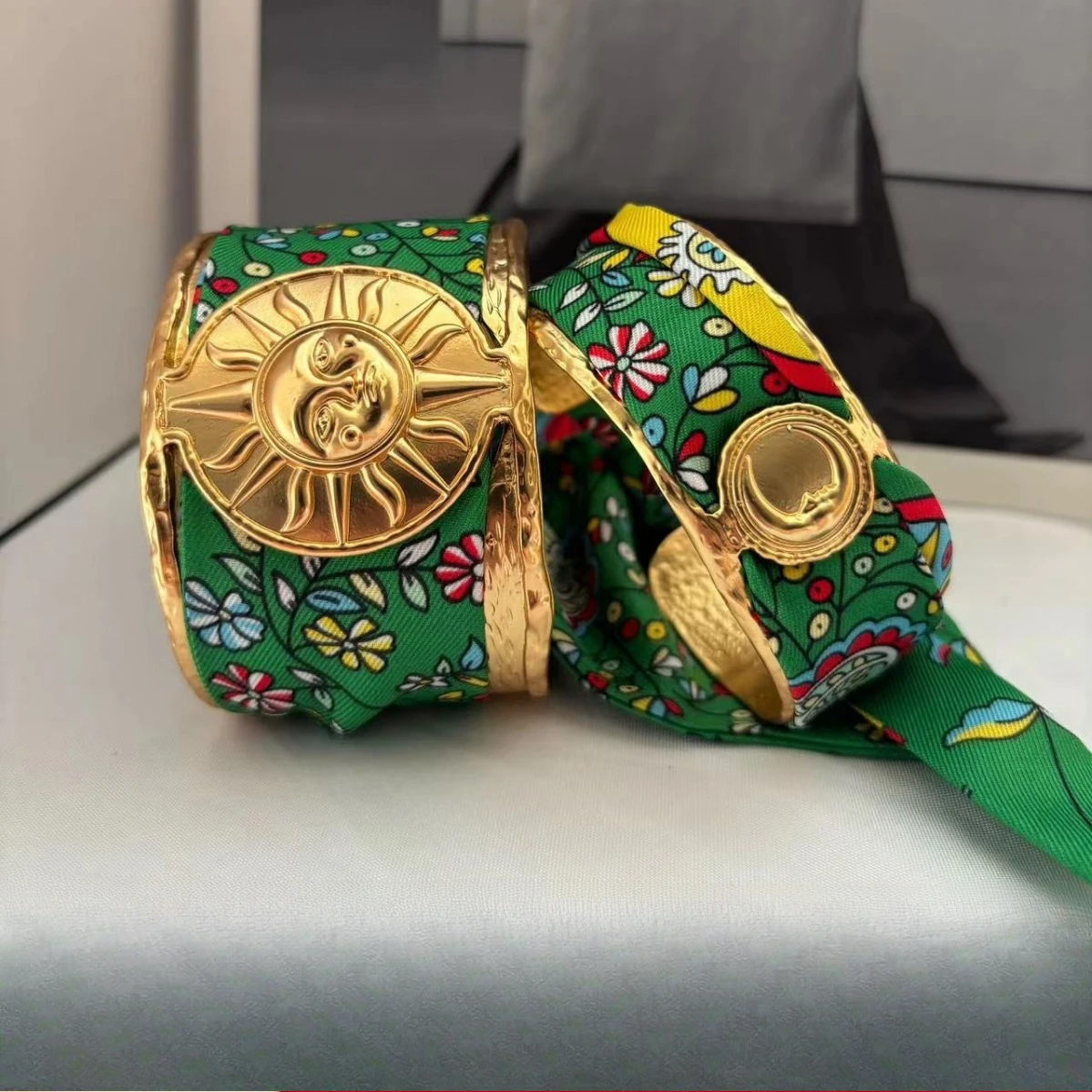 

Французский нишевый дизайн в стиле ретро, полый металл, окрашенный шелковый шарф с открывающимся браслетом, женские и мужские подарки на вечеринку