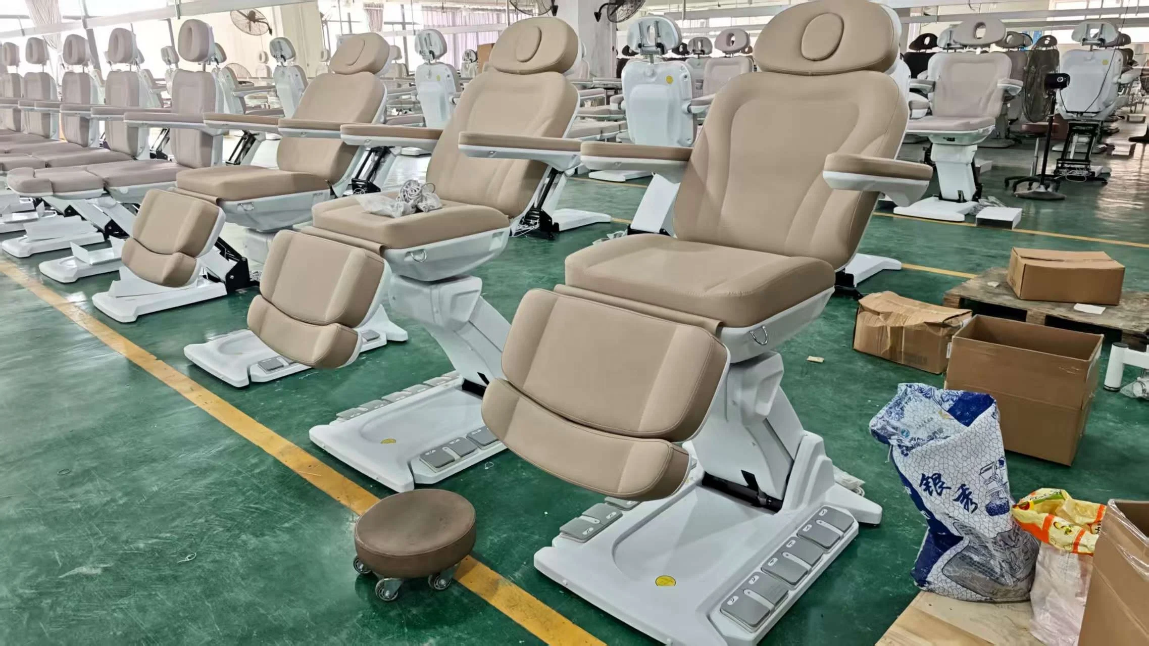 Luxury 4 Motors 240 Degree Rotating Three Control Electric Beauty Table Modern Massage Chair Bed With 3 Position Memory Function