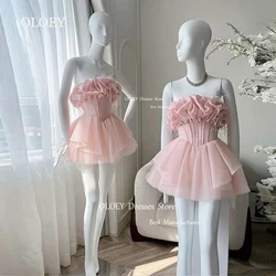 OLOEY Modern Strapless Pink Short Cocktail Dress Layered Pleats Organza A Line Prom Gown Feathers Custom Wedding Party Gown