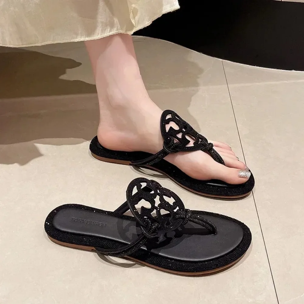 TB المرأة الصنادل المسطحة 2025 صيف جديد الفتيات الوجه يتخبط مع أحجار الراين الراحة الجلود الشرائح للنساء فستان نعال شاطئ