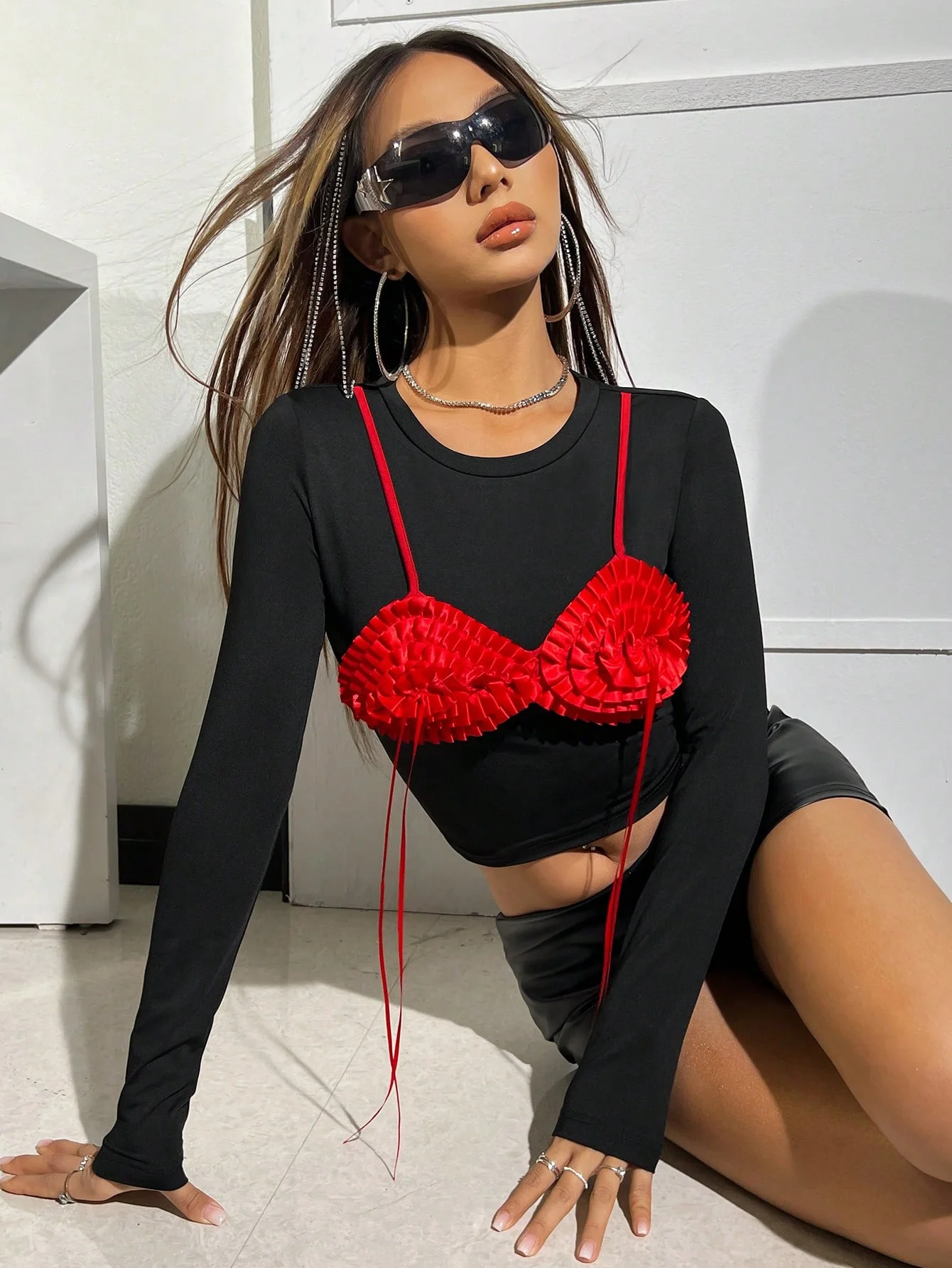 Women's T-shirt black color contrast stereo flower long-sleeved T-shirt autumn sexy pleats ultra short blouse performance banque
