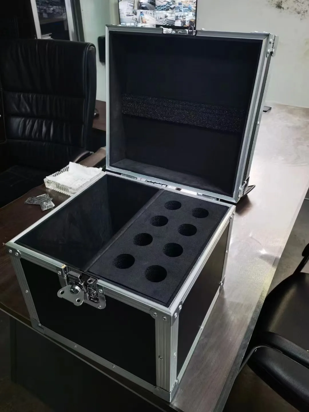 TV Flight Case, Aluminum Frame Road Case for Plasma LCD LED TVs, Protective Equipment Transport Case with Inner Foam, Heavy Duty