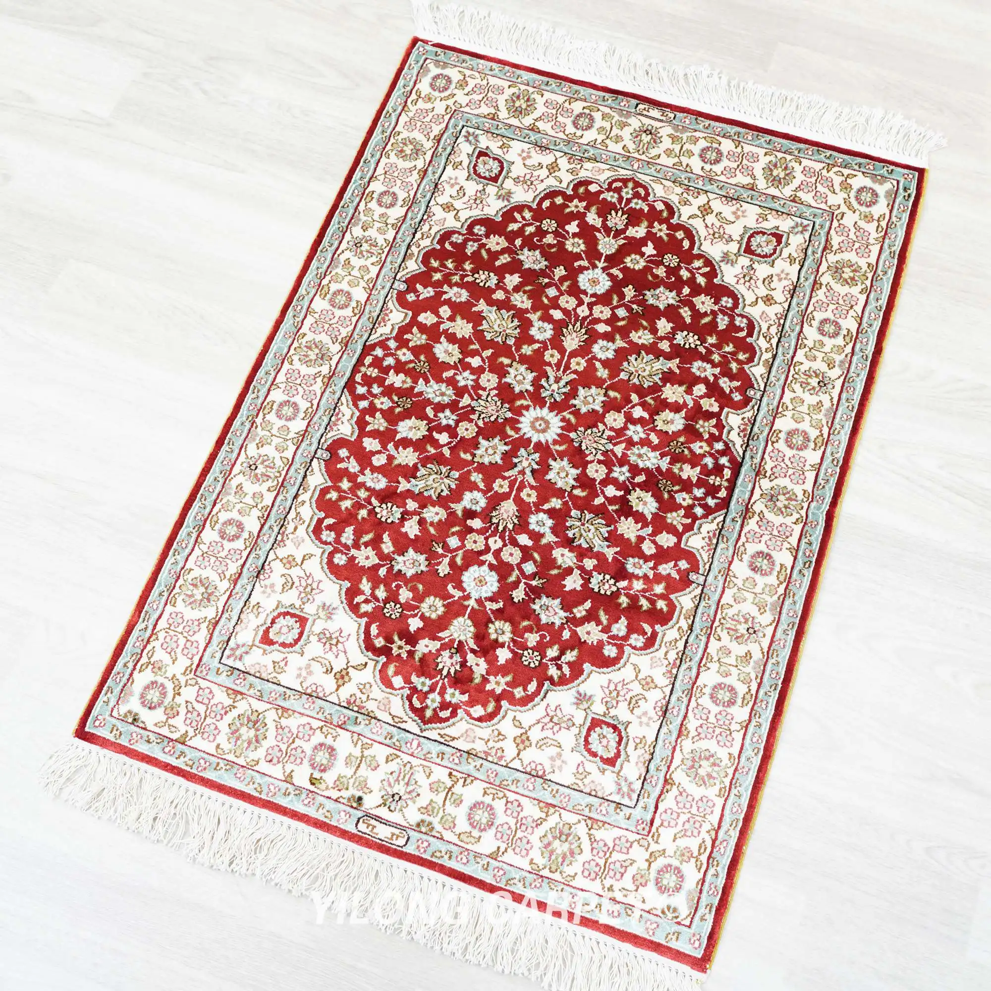 61x91cm Red Handcraft Silk Carpet Medallion Hand-knotted Parlor Rug (HF104B)