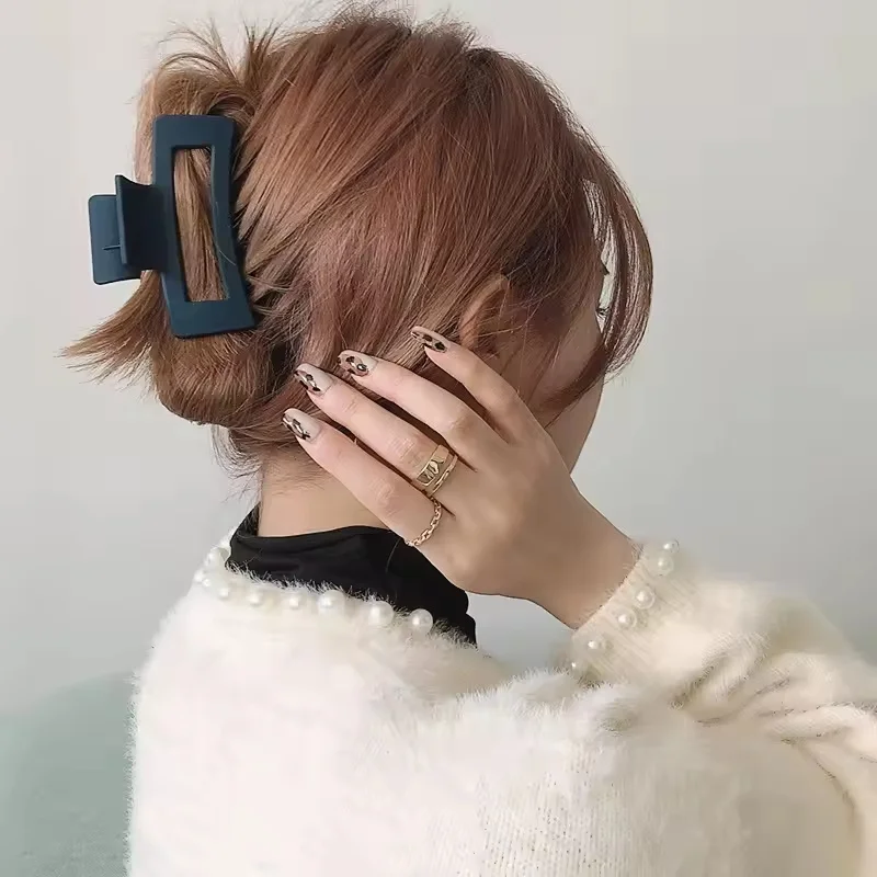 Clip per artigli grandi coreani Clip per artigli in plastica da donna Clip per capelli opaca nera Artiglio per capelli Forcine per granchio antiscivolo Accessori per capelli da spiaggia alla moda