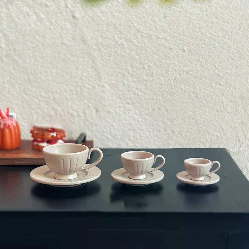 Maison de poupée Miniature, articles à manger, Mini motif Vertical, ensemble d'assiettes et de tasses à café, modèle de jouet, accessoires pour maison de poupée, 2 pièces