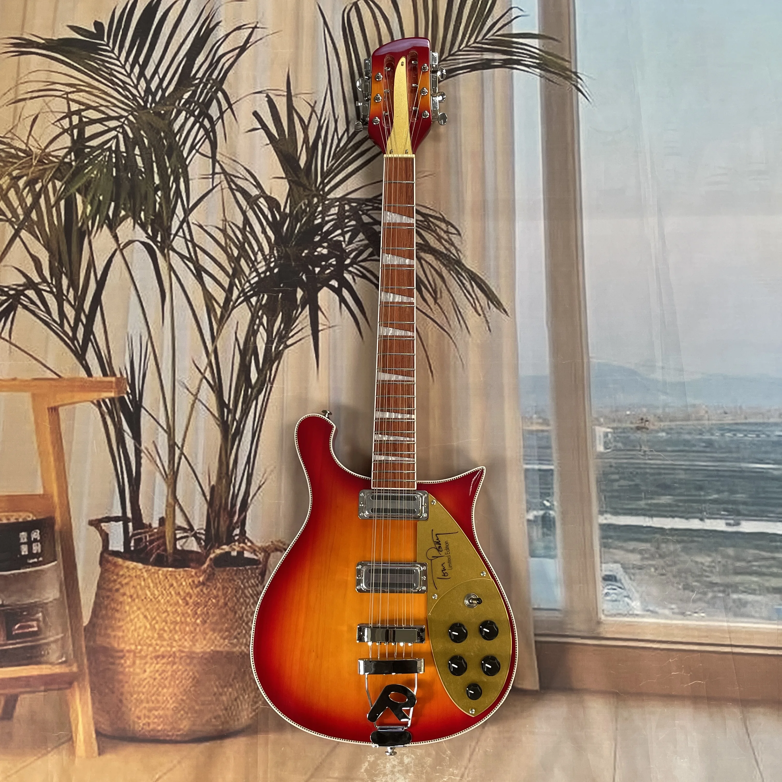 

12-струнная электрогитара с градиентной окраской в стиле закатного закала, золотистый пикгард и черные ручки, 21-позиционная электрогитара, удобная для игры.