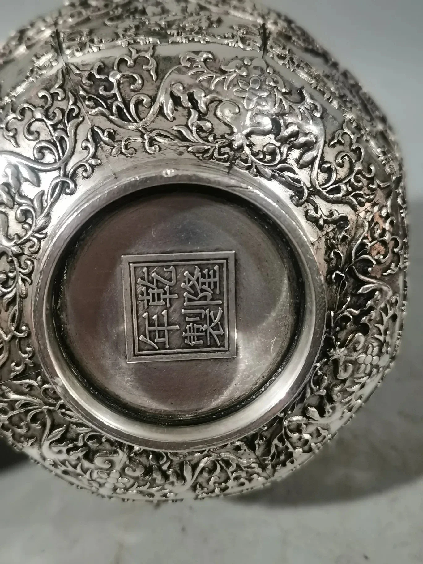Antique Qing Dynasty Qianlong Year Lucky Lucky Lucky Relief Eight Immortals Bowl Copper Silver Plated Bowl Home Decoration Town