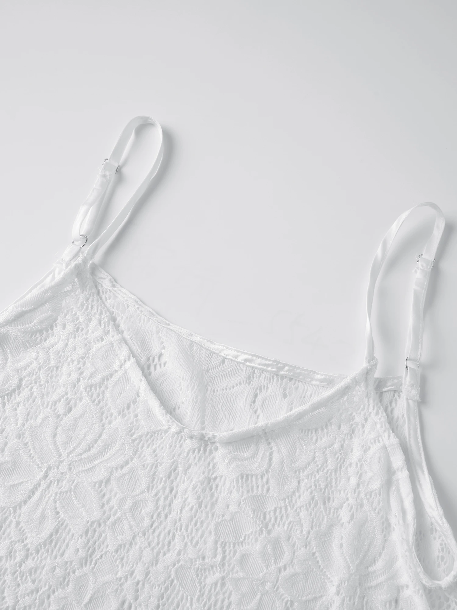 เสื้อกล้ามลูกไม้ลายดอกไม้หรูหราพร้อมสายสปาเก็ตตี้และชายเสื้อระบายแบบไม่มีแขนเสื้อซีทรูสำหรับผู้หญิงเสื้อแฟชั่นฤดูร้อน