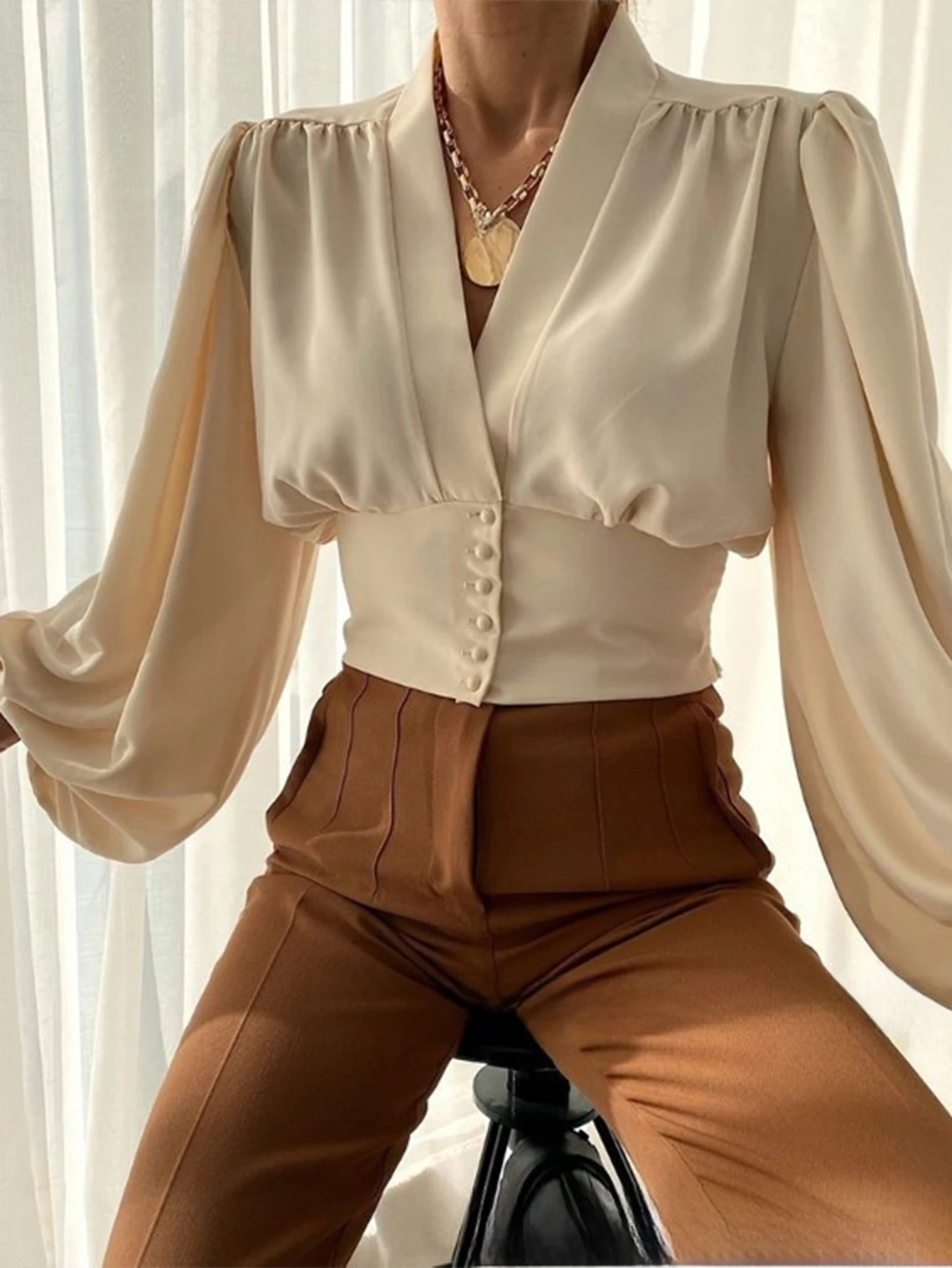 قمصان الخريف النسائية أساسيات الموضة بلون طويل الأكمام الخامس الرقبة كشكش هيم قمصان عادية